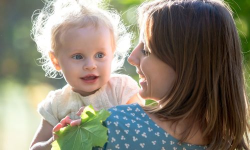 Πώς να σηκώνετε το νήπιo στην αγκαλιά σας  χωρίς να επιβαρύνετε την μέση σας, σύμφωνα με ειδικούς