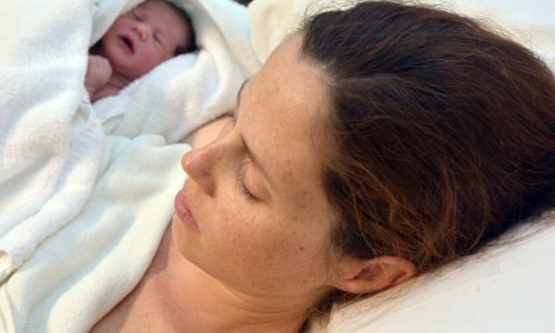 Η αλήθεια που δεν λέμε: όχι, δεν ερωτεύονται όλες οι μητέρες το μωρό τους με την πρώτη ματιά