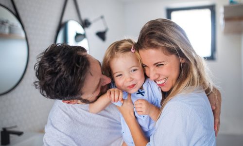 5 τεχνικές θετικής διαπαιδαγώγησης για ήρεμα και ευτυχισμένα παιδιά