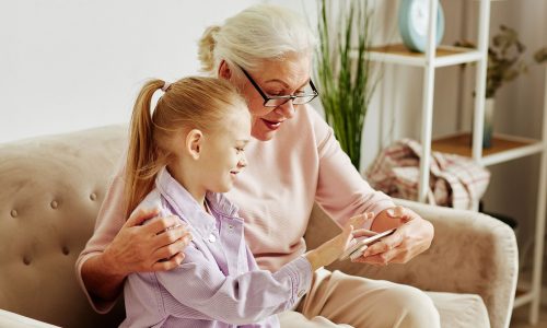 Γιαγιάδες και παππούδες πέφτουν θύματα ψευδών ειδήσεων από AI – Πώς να τους προστατέψετε