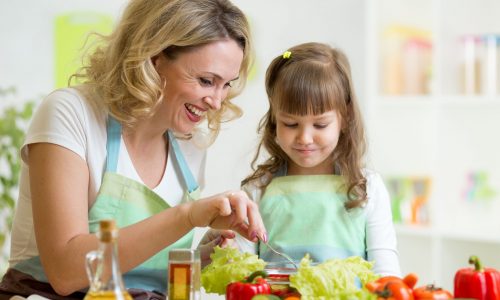 Πώς να κάνεις το παιδί να αγαπήσει τα λαχανικά χωρίς εκβιασμούς και ανταλλάγματα