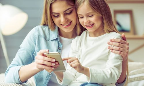 2 κανόνες που πρέπει να γνωρίζουν οι γονείς πριν δώσουν το πρώτο κινητό στο παιδί τους