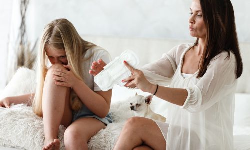 Οι έφηβες εξακολουθούν να νιώθουν ντροπή κάθε φορά που έχουν περίοδο