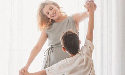 Τζένη Θεωνά: Πρώτη βόλτα με τους γιους της μετά τη γέννα