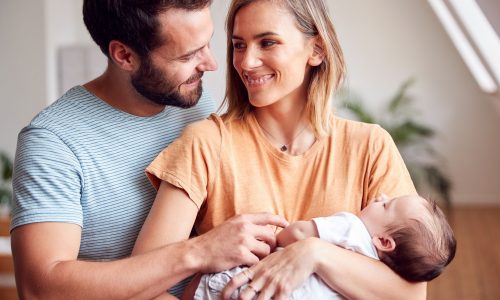 Νέοι γονείς αποκαλύπτουν τις μεγαλύτερες επιθυμίες τους μετά τη γέννα... και δεν είναι ο καφές