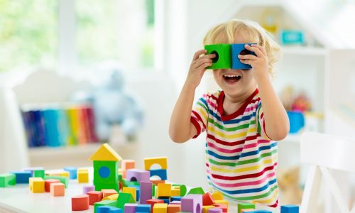 12 δημιουργικές δραστηριότητες για να παίξετε στο σπίτι με το νηπιάκι σας