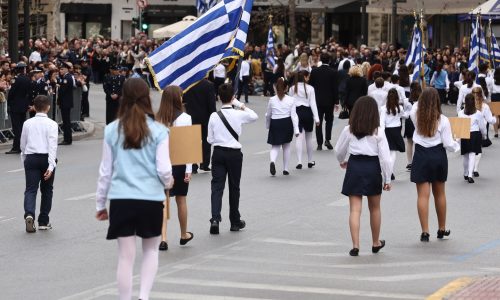 Οκτώβριος με παιδιά: μπλε φούστα παρέλασης, ποιήματα και μια μαμά που τα προλαβαίνει όλα