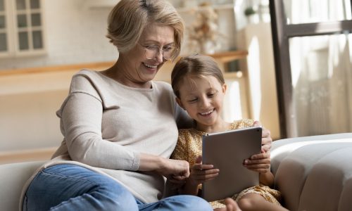 Ο ρόλος των γιαγιάδων και των παππούδων στην ψηφιακή ζωή των παιδιών: Τι πρέπει να ξέρουν οι γονείς