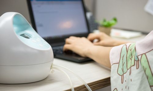 Θηλασμός και επιστροφή στην εργασία: Ο απόλυτος οδηγός προετοιμασίας για κάθε μαμά