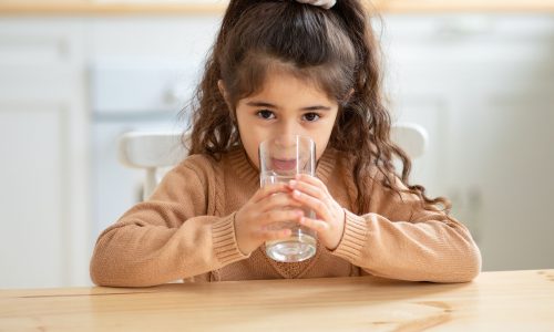 5 έξυπνα κόλπα για να πίνει το παιδί σας περισσότερο νερό