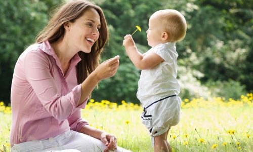 Πώς η θετική ανατροφή ενισχύει την ανάπτυξη των παιδιών από 1 έως 2 ετών