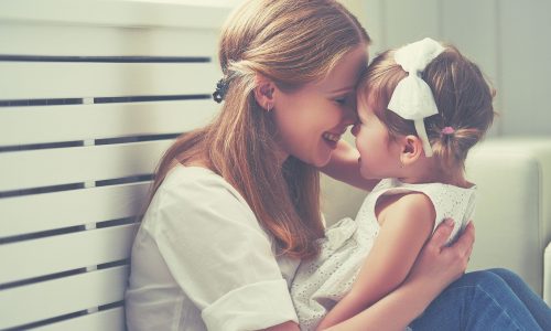 Πώς η ενσυνείδητη γονεϊκότητα χτίζει πιο δυνατούς δεσμούς με τα παιδιά μας;