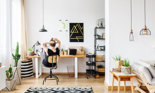 Πώς να προσθέσετε ζεστασιά σε ένα ολόλευκο δωμάτιο χωρίς βάψιμο