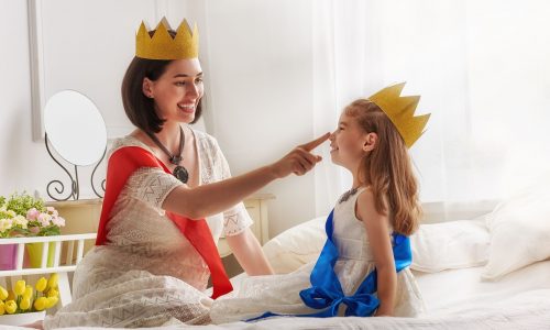 Άφησε τα παιδιά σου να είναι «cringe» και μη νοιάζεσαι συνεχώς για το τι λένε οι άλλοι γονείς