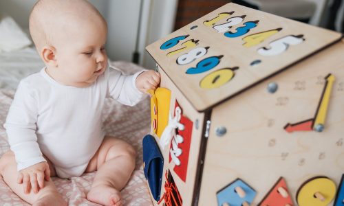 Ποια παιχνίδια είναι κατάλληλα για το νεογέννητό σου: Οδηγός για γονείς