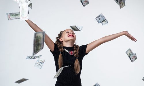 Χαρτζιλίκι για παιδιά και έφηβους: Τι λέει η έρευνα και τι ισχύει στην πράξη