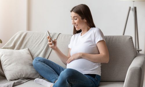 AI και εγκυμοσύνη: Πώς η τεχνητή νοημοσύνη αλλάζει τη μητρική φροντίδα;