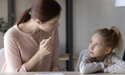 Μην ρωτάτε «Τι βαθμούς πήρες;»: Ποια ερώτηση βοηθά πραγματικά τα παιδιά