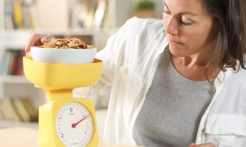 Γιατί είναι πιο δύσκολο για τις γυναίκες να χάσουν βάρος μετά τα 40;