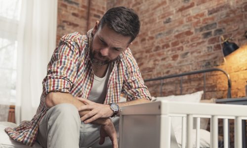 Το άγχος δεν κάνει διακρίσεις: Γιατί και οι μπαμπάδες το βιώνουν (και δεν μιλούν γι’ αυτό)