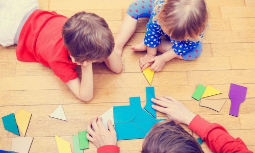 Πώς θα βοηθήσω το νήπιο να μάθει τα χρώματα, τους αριθμούς και τα γράμματα χωρίς πίεση;