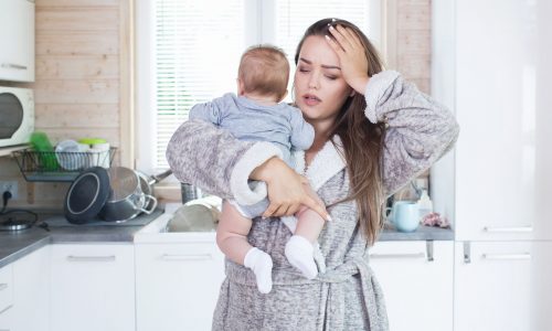 Δεν χρειάζεται να κάνεις τα πάντα: Το δικαίωμα στη «μη τέλεια» μαμά