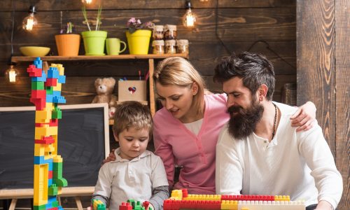 49% των γονιών νιώθει περίεργα όταν παίζει με το παιδί του - Ψυχολόγος απαντά γιατί συμβαίνει αυτό