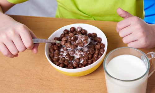 Αντίο στα έτοιμα δημητριακά: Φτιάξτε τα δικά σας με καστανή ζάχαρη και κακάο