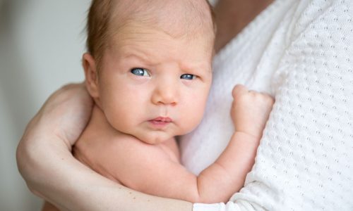 Πώς να βάλω το μωρό να ρευτεί σωστά;