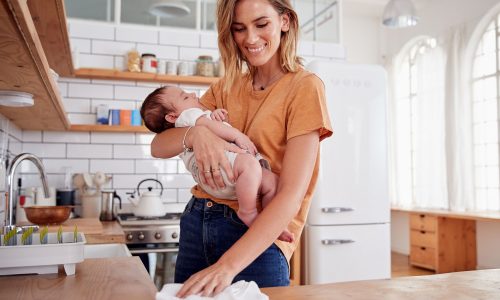 9 τρόποι να κρατήσεις το σπίτι σου καθαρό με ένα μωρό – Ακολούθησε το week plan και δεν θα χάσεις