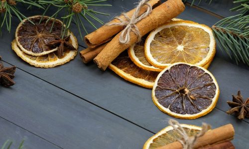 DIY χριστουγεννιάτικα στολίδια με πορτοκάλι και κανέλα