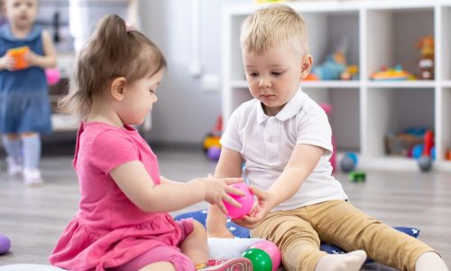 Πώς να διδάξετε στα παιδιά σας τη χαρά του μοιράσματος