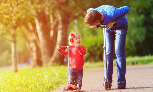 Οι γονείς λένε στα παιδιά «πρόσεχε» 27 φορές τη μέρα σύμφωνα με έρευνα (infographic)