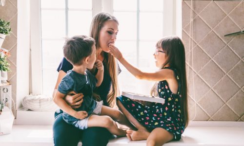 Πώς θα μάθετε στα παιδιά σας να τρώνε χωρίς να νιώθουν τύψεις