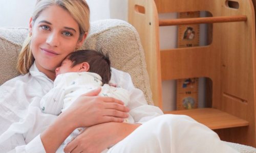 Η Τζένη Θεωνά με τον μικροσκοπικό της γιο – Η φώτο και το σχόλιο «Tiny hands, tiny toes»