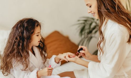 Θέλει ακρυλικά νύχια η 10χρονη κόρη σας; Η αλήθεια που πρέπει να ξέρετε