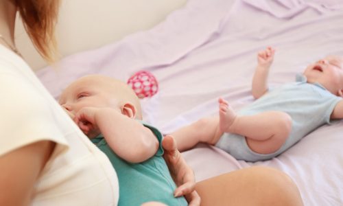 Είναι δυνατός ο θηλασμός των διδύμων;