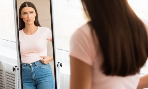 5 συνήθειες που πρέπει να αποφύγετε αν προσπαθείτε να χάσετε σπλαχνικό λίπος, σύμφωνα με διαιτολόγο