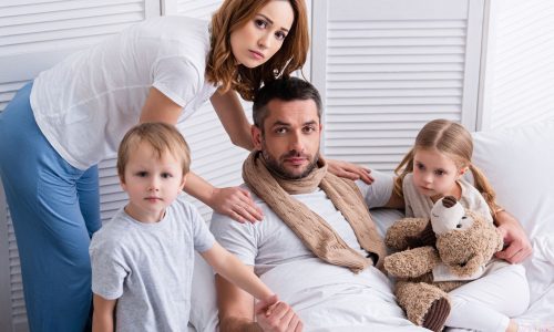 Πώς να παραμείνετε υγιείς όταν το παιδί σας (και όλοι οι άλλοι) είναι άρρωστοι, σύμφωνα με ειδικούς