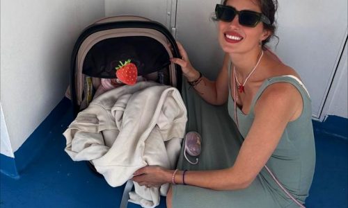 Μόνο 1–2% των μωρών έχουν κόκκινα μαλλιά και η κόρη της Παυλίνας Βουλγαράκη είναι ένα από αυτά