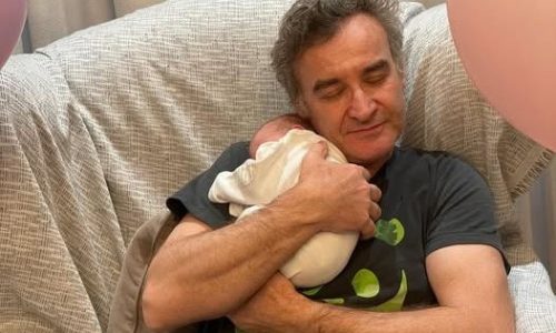 Νίκος Ορφανός για την κόρη του: «Χαιρόμασταν και κλαίγαμε με κάθε 10 γραμμάρια που έπαιρνε»