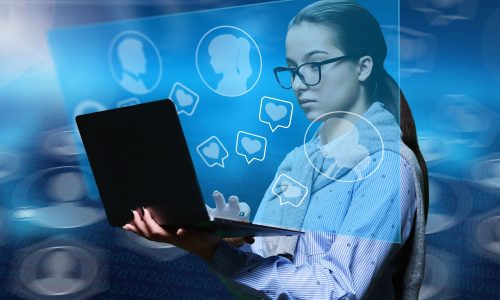 Ιταλία: Περίπου το 42% των εφήβων στρέφεται στην ΑΙ όταν νιώθει λύπη, άγχος ή χρειάζεται βοήθεια