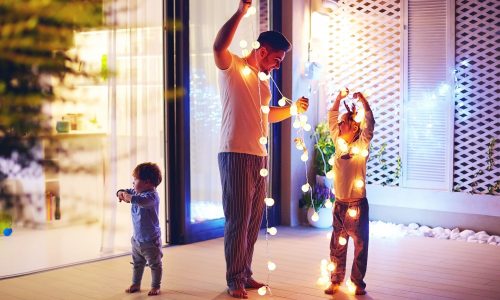 Χριστουγεννιάτικη διακόσμηση μπαλκονιού: Ιδέες για φωτισμό, στεφάνια και στολίδια