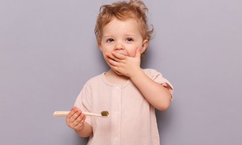 Πώς ενθαρρύνω το παιδί μου να ντύνεται και να πλένει τα δόντια μόνο του;