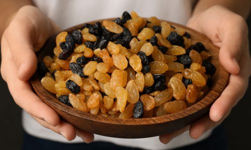 Θες ένα υγιεινό, γλυκό σνακ; Μια διαιτολόγος εξηγεί γιατί οι σταφίδες είναι καλή επιλογή