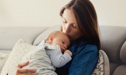 7 τρόποι να διαχειριστείτε την καθημερινότητα με ένα νεογέννητο όταν δεν έχετε βοήθεια