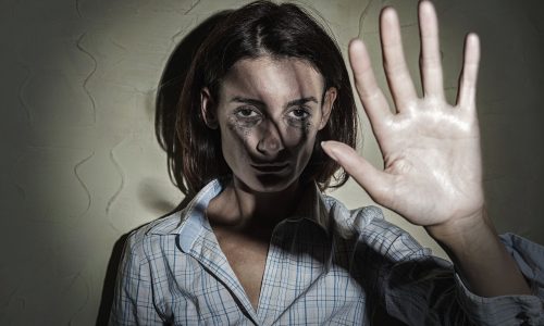 Λιγότερο από το 40% των γυναικών που βιώνουν βία αναζητούν βοήθεια οποιουδήποτε είδους