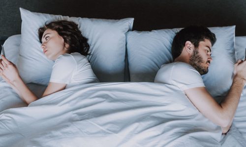 Ποια είναι η επίδραση της υπερβολικής χρήσης οθονών στη γονιμότητα; Τι απαντά ειδικός