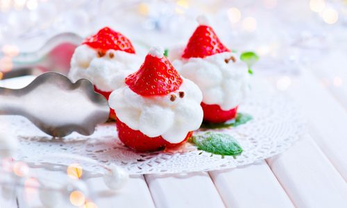 Φτιάξτε Άγιους Βασίληδες με φράουλες και σαντιγί