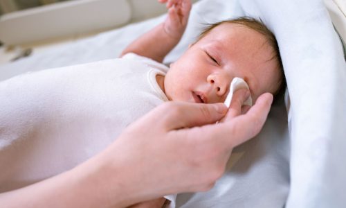 Πώς θα καθαρίσω σωστά τα ματάκια του μωρού; Με τί;